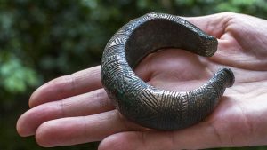 Bronze bracelet illegally dug out by detectorist (by: Radio Szczecin)