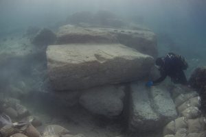 Underwater remains of the entrance canal to the Corinthian port of Lachaion (by Haaretz)