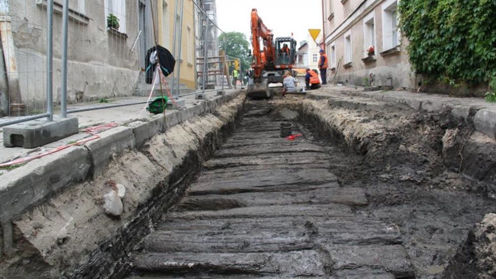 Wooden tract discovered under modern road in Northern Poland