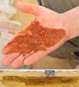 Ochre powder and the stratigraphic cut of the workshop site (by R. Kenig)