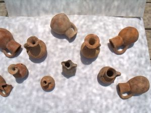 Pottery discovered in the graves (by Haaretz)