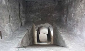 The chamber with the sarcophagus (by Ahram Online)