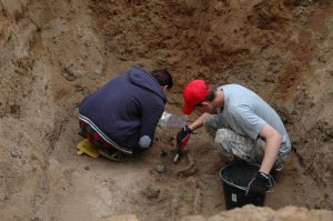 Excavation of the female burial (by Patrycja Kaczmarska)