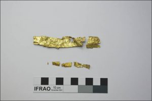 Remains of golden foil from the tomb (by The Siberian Times)
