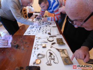 Examination of the find (by Radio Wrocław)