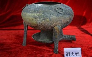 Bronze vessel from the tomb (by People's Daily Online)