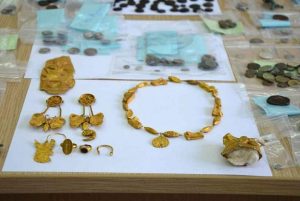 Ancient jewellery secured by Greek Police (by Archaeology.org)