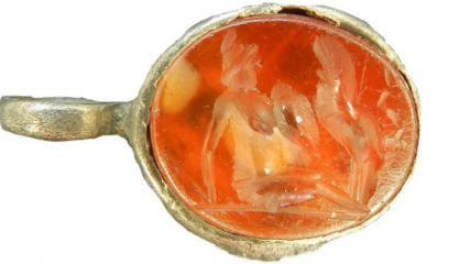 Metal detectorist finds an ancient Roman pendant