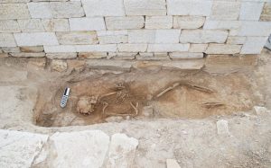 The skeleton found on Despotkio island (by Greek Reporter)