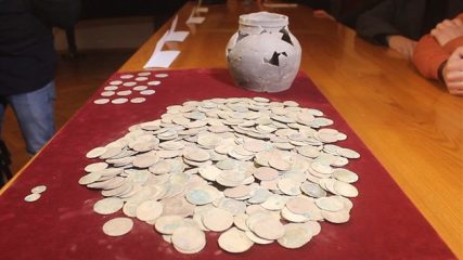 Pottery vessel full of coins of King Wenceslas IV discovered