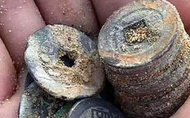 Treasure hunters dig out 500 kilograms of 18th century coins