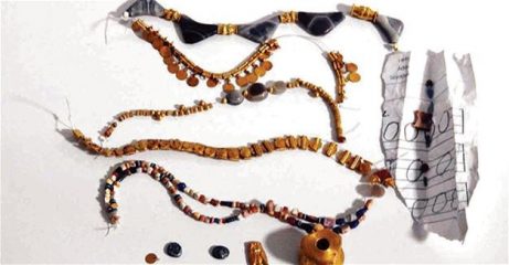 Hellenistic jewellery seized in illegal excavations