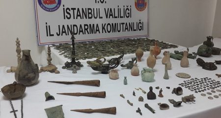 Police seizes nearly 2000 stolen artefacts